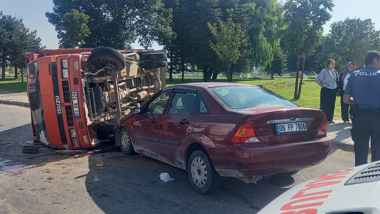 Otomobille kamyon çarpıştı: 6 yaralı