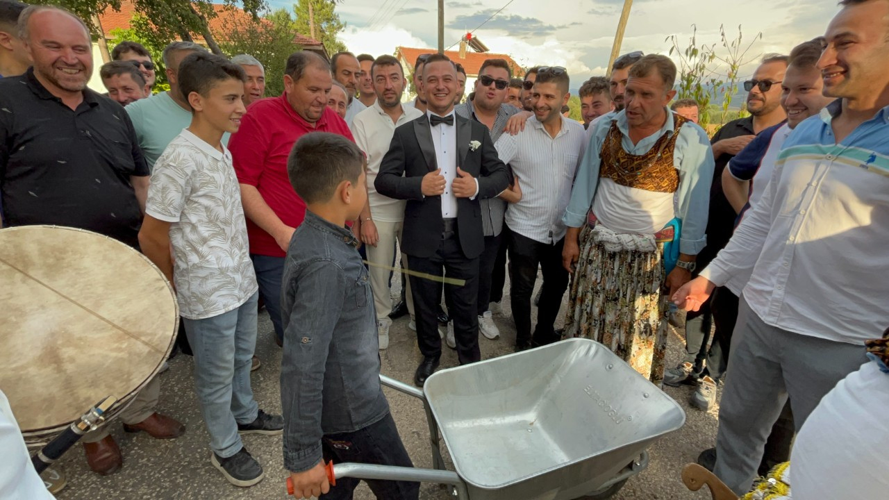 Damadın önünü kesti: "El arabasını parayla doldur"