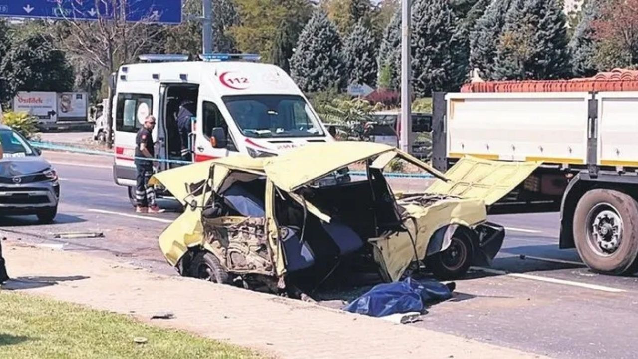 Yön levhasına çarpan minibüsteki çift öldü