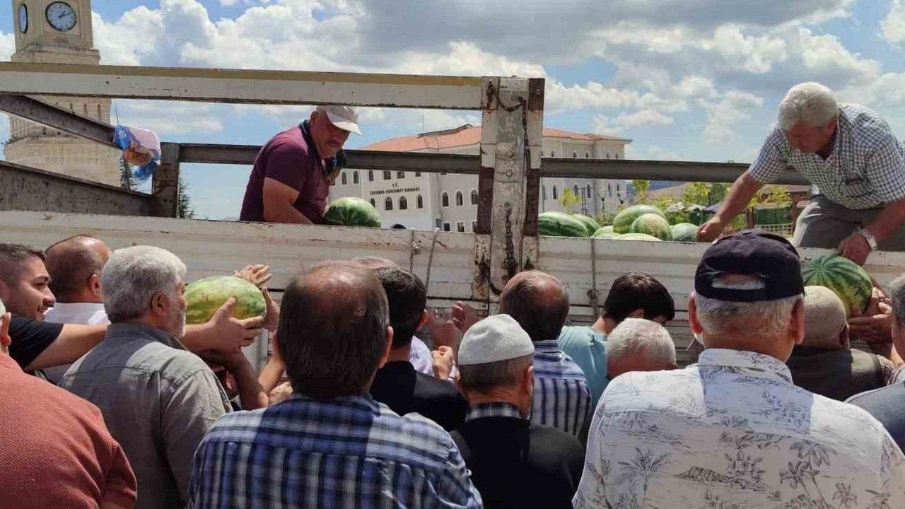 Yozgat’ta 17 ton karpuzu hayır için dağıttı