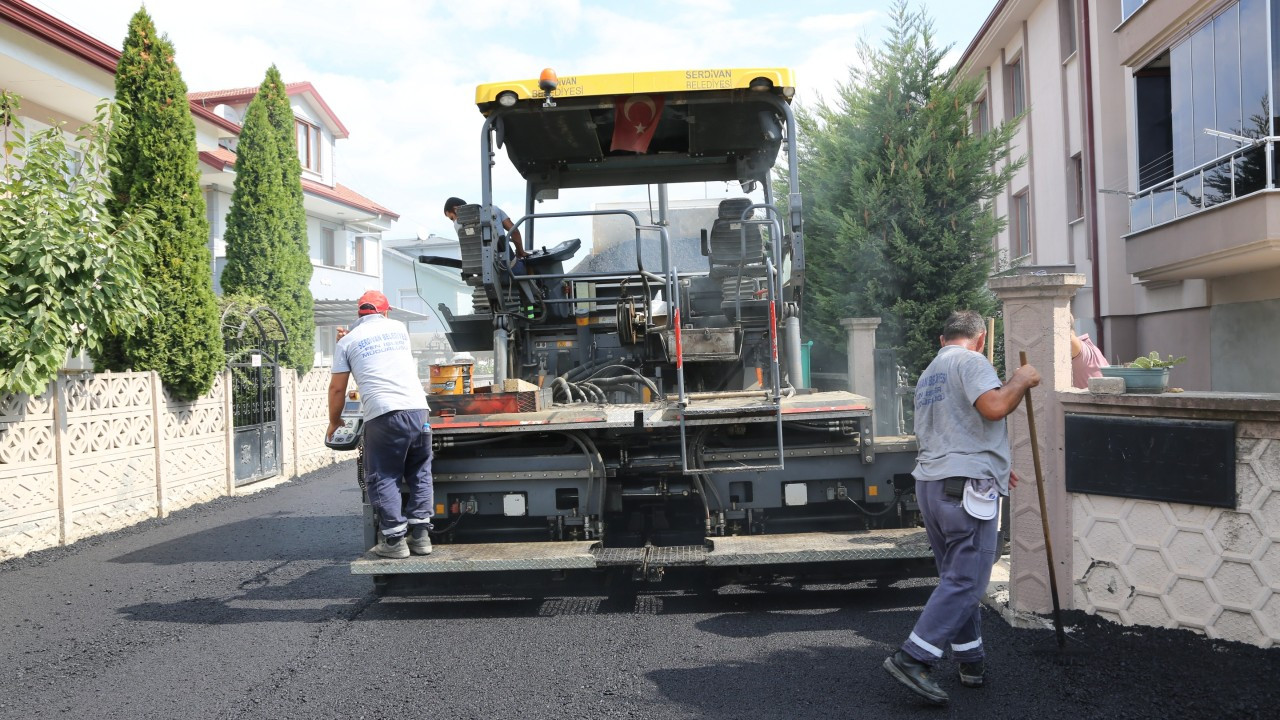 Serdivan’ın Yollarında Asfalt Mesaisi Hız Kesmeden Devam Ediyor