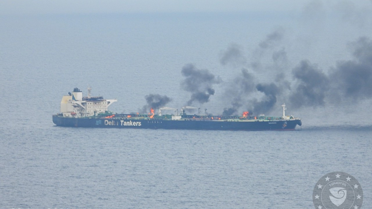 Kızıldeniz'de saldırıya uğrayan petrol tankerindeki yangın 5’inci gününde