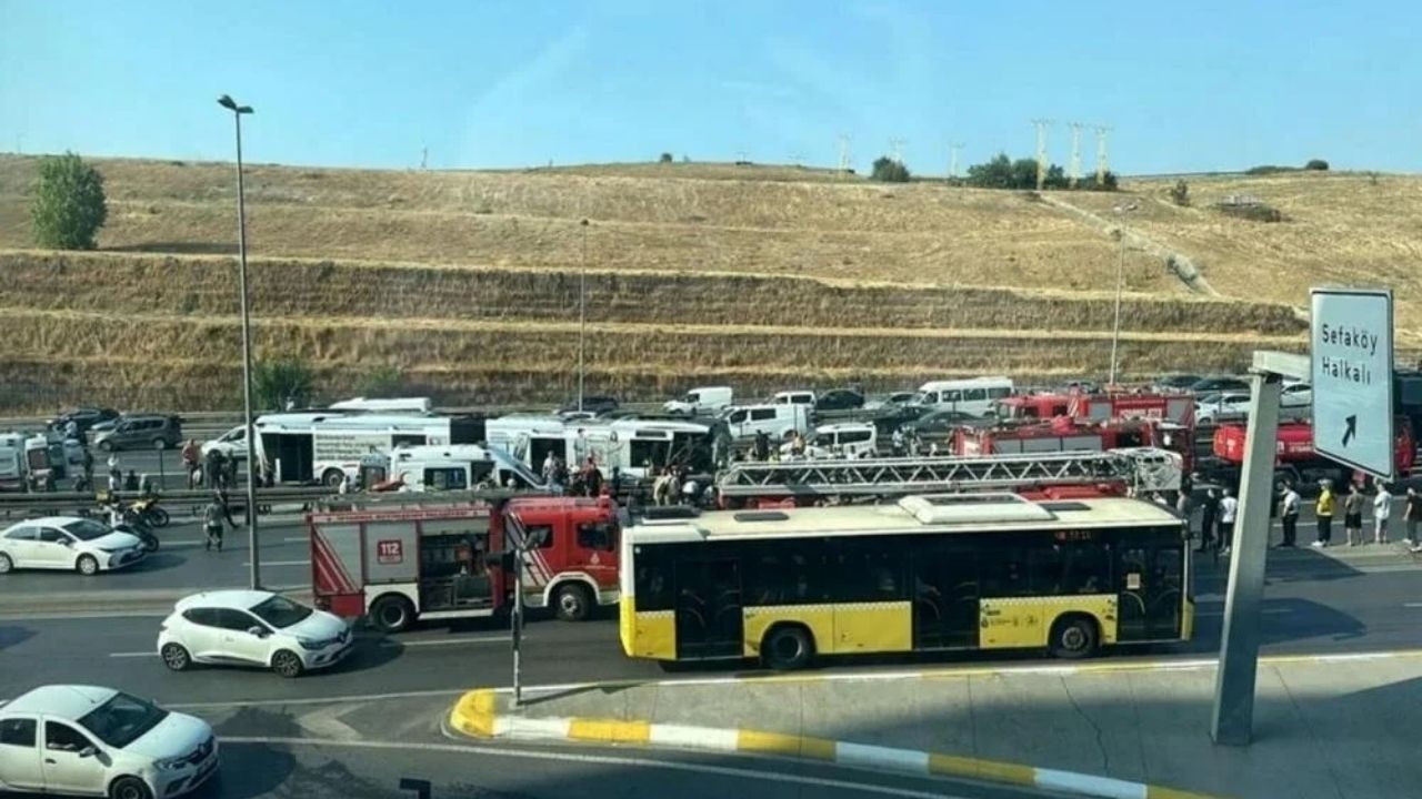 Küçükçekmece'de Metrobüs Kazası: Yaralılar Var, Seferler Durdu