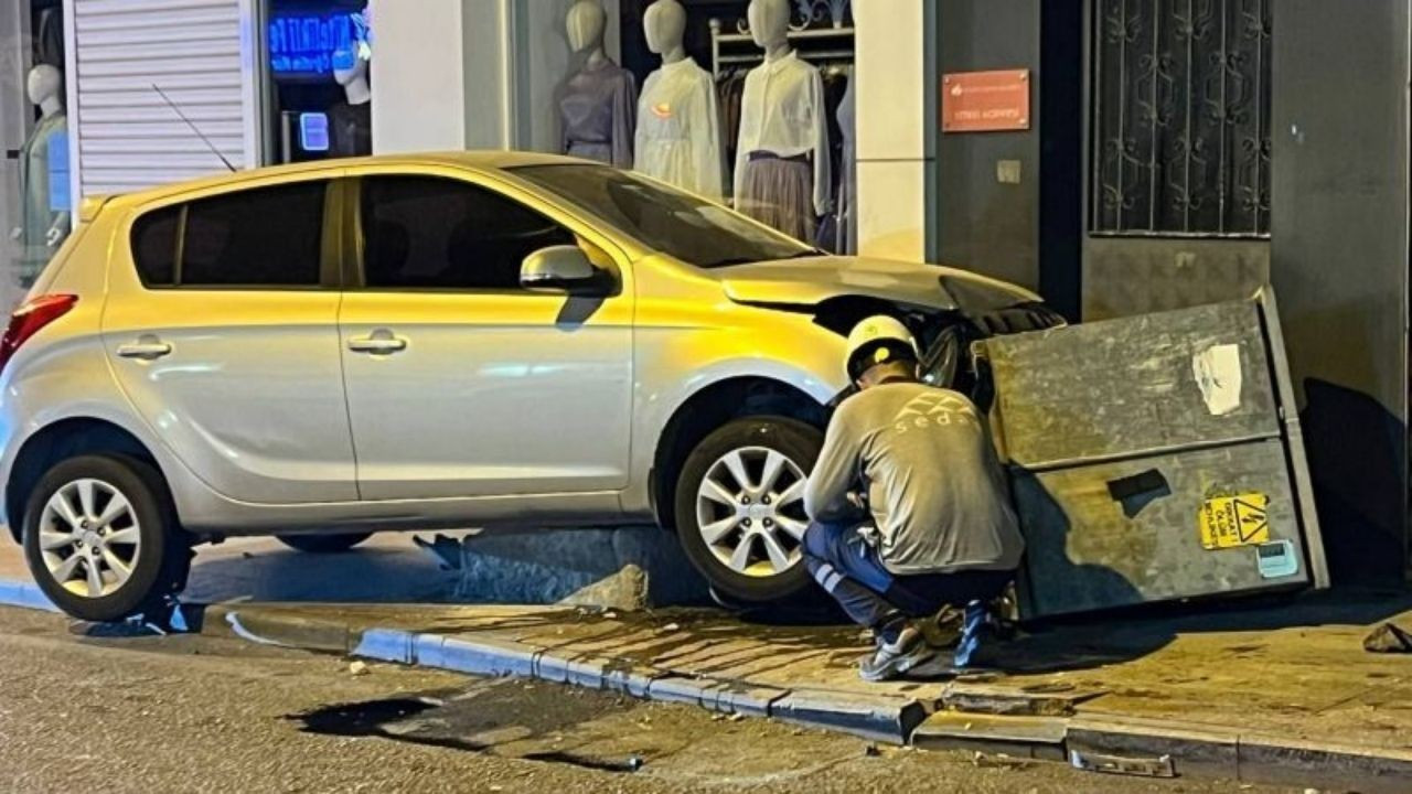 Elektrik trafosuna çarpan otomobilin sürücüsü yaralandı