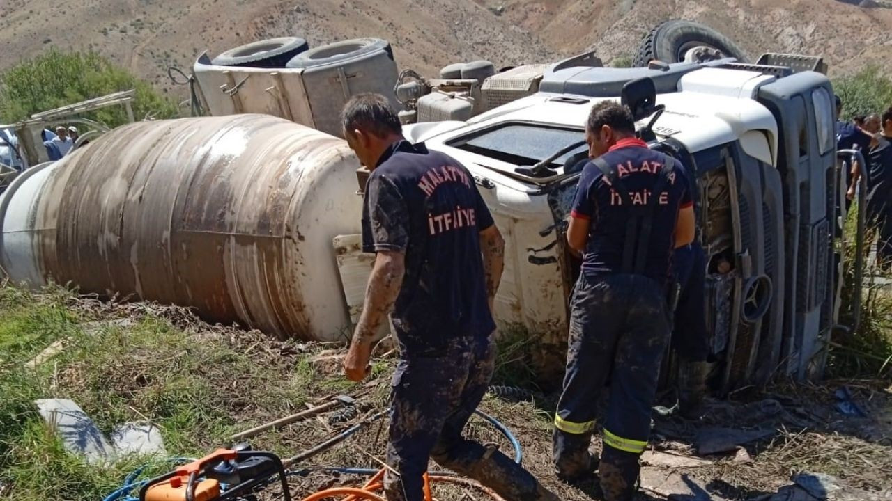 Çimento mikseri devrildi: 2 yaralı