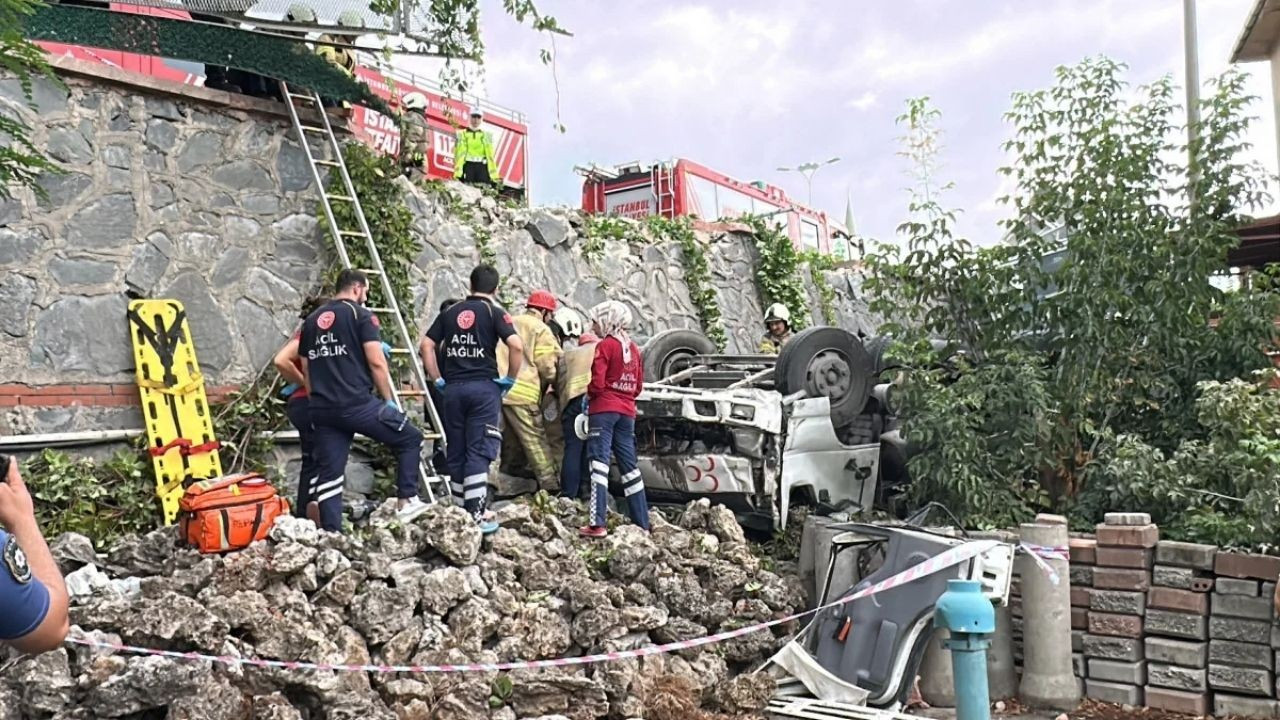 Başakşehir'de Kamyonet 5 Metre Yükseklikten Düşerek Bahçeye Uçtu