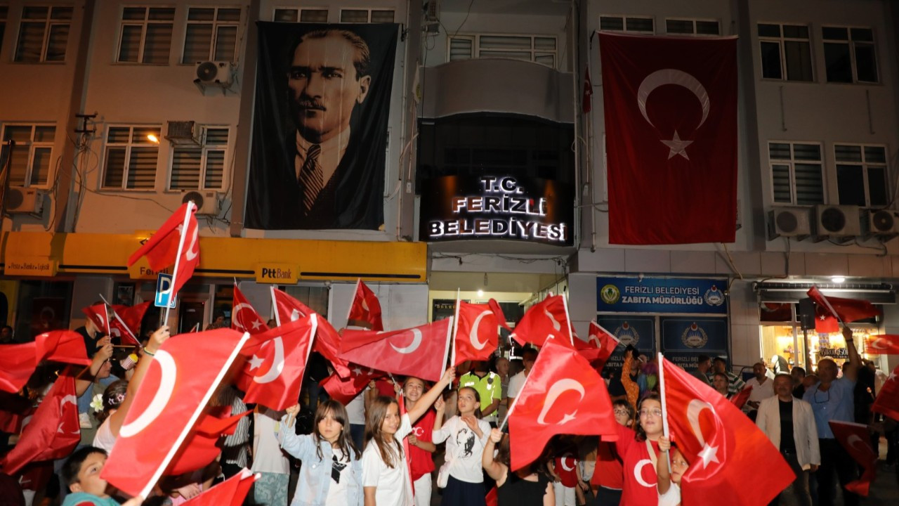 Ferizli Zafer Bayramının 102. Yılına Özel Fener Alayıyla Taçlandı