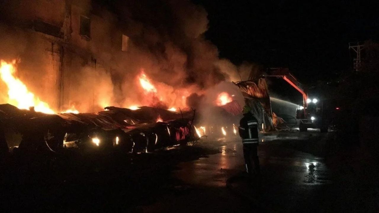 Mersin'de Narenciye Paketleme Tesisinde Çıkan Yangın Söndürüldü