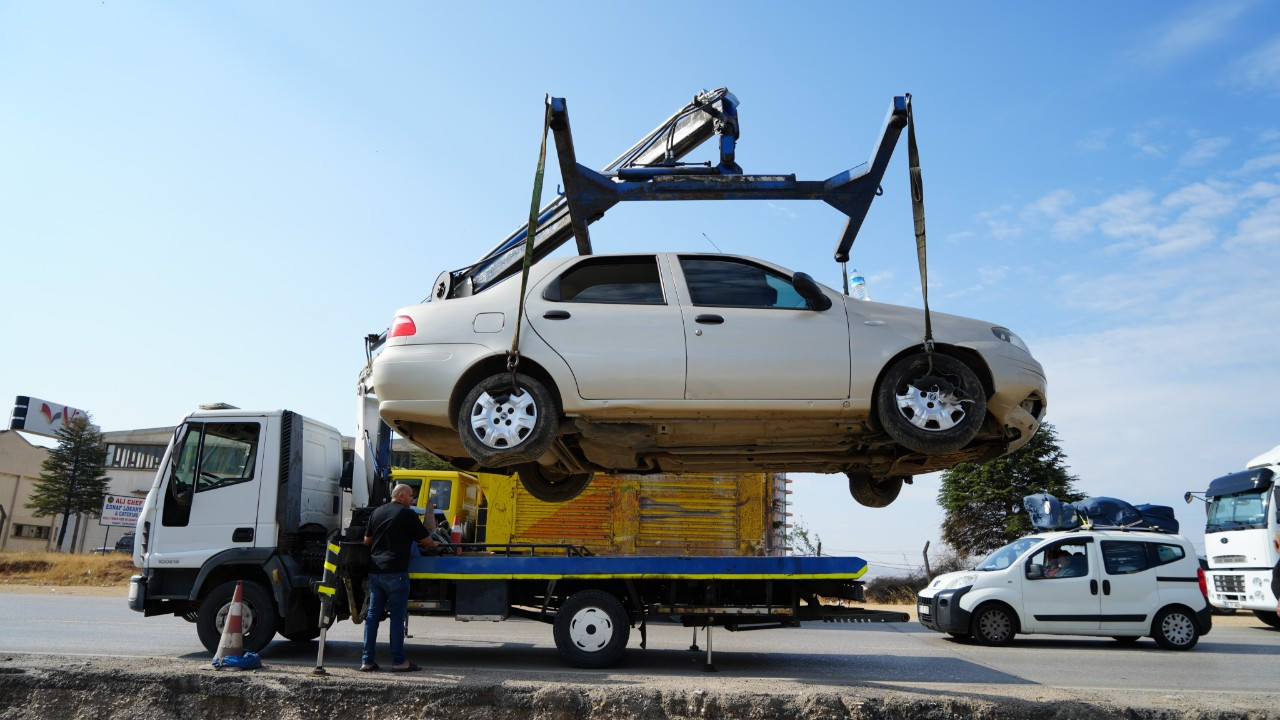 Kırıkkale'de otomobil orta refüje devrildi: 2 yaralı