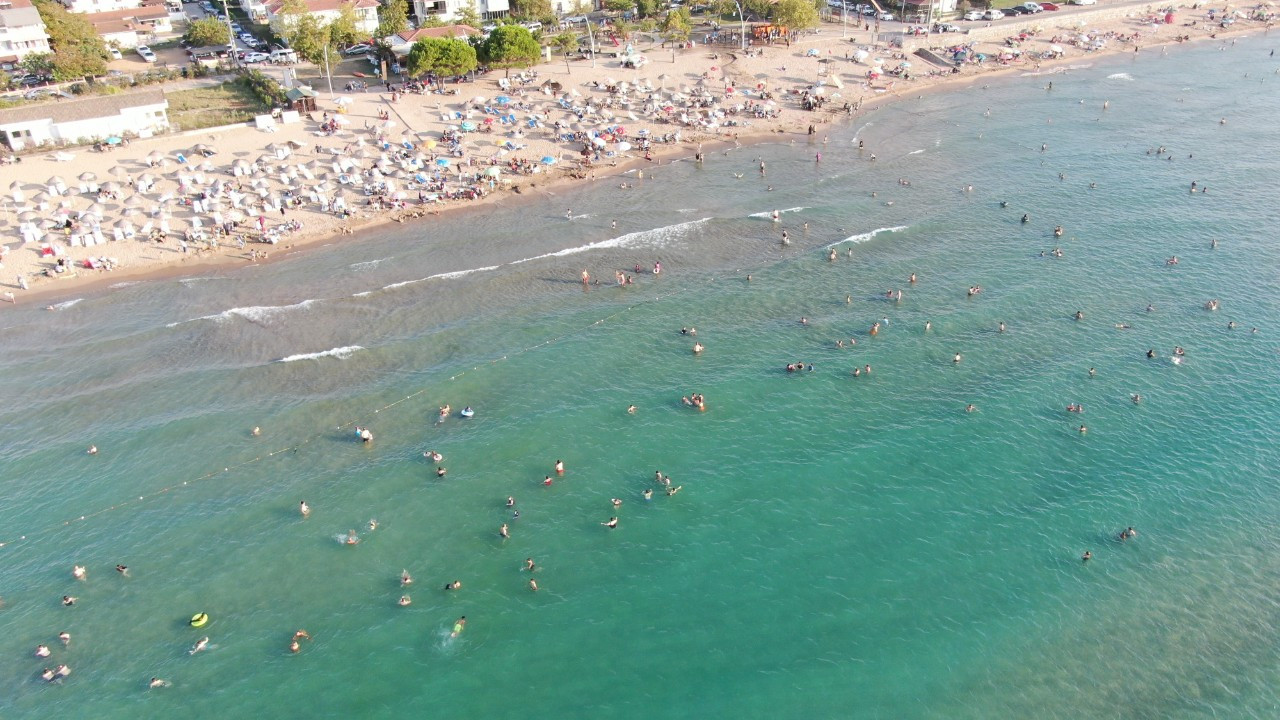 Okulların açılmasına günler kala plajlar dolup taştı