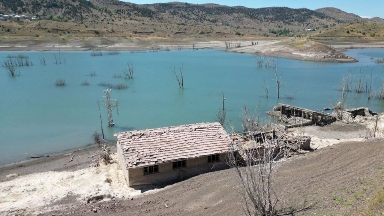 Kuraklık Nedeniyle 16 Yıl Sonra Eski Köy Gün Yüzüne Çıktı