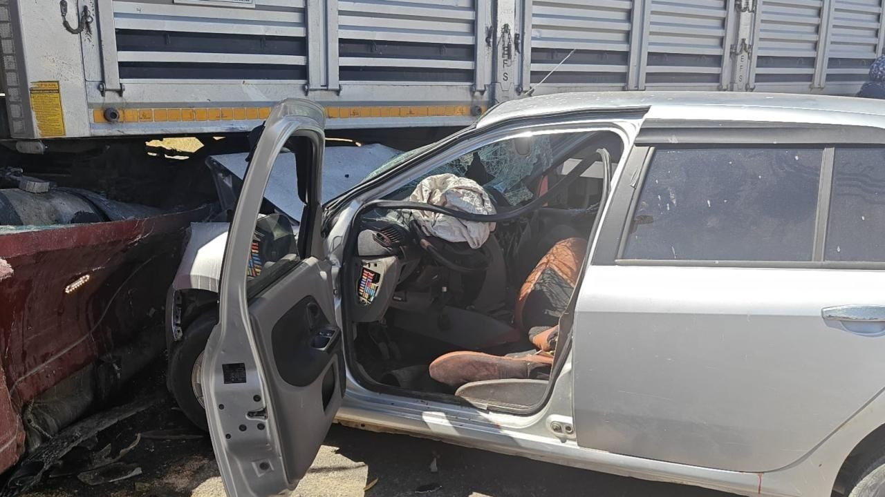 Muş'ta Trafik Kazası: Tıra Çarpan Otomobilde 1 Ölü, 5 Yaralı