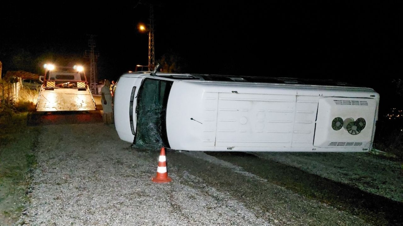 Samsun'da Minibüs Devrildi: 18 Kişi Yaralandı, Soruşturma Başlatıldı