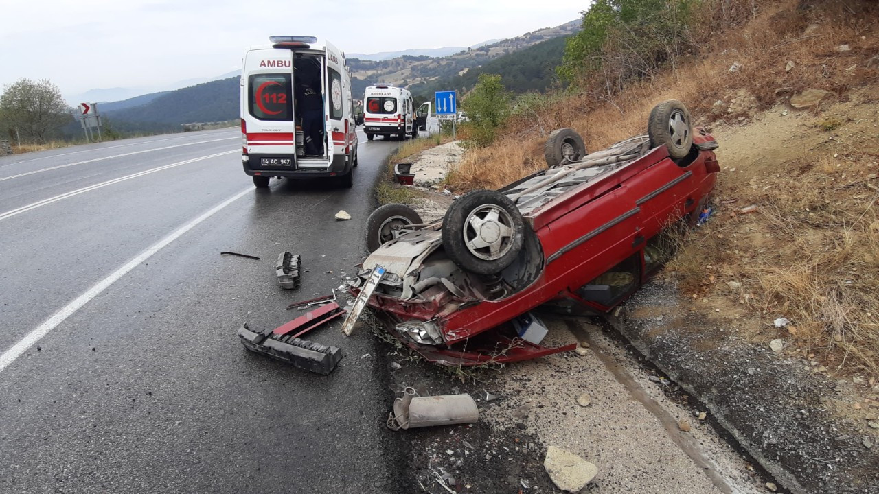 Otomobil takla attı: İlk müdahale nöbetten çıkan sağlıkçılardan geldi