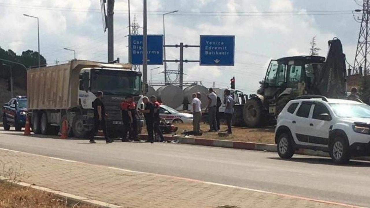 Çanakkale'de kamyon ile çarpışan motosiklet sürücüsü hayatını kaybetti