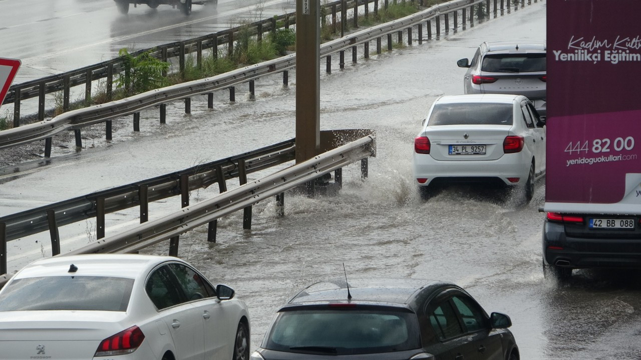 İstanbul'un Anadolu Yakasında yağmur etkisini gösteriyor