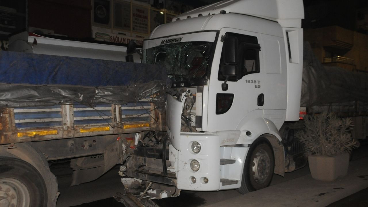 Freni Boşalan Tır, Taksiyi Biçip Seyir Halindeki Tıra Çarptı