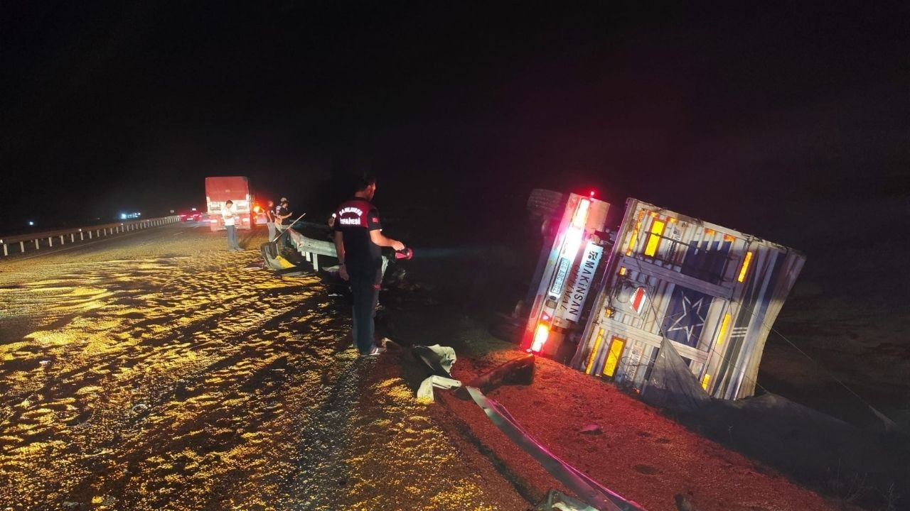 Şanlıurfa'da Kum ve Mısır Yüklü Tırlar Çarpıştı: 2 Yaralı