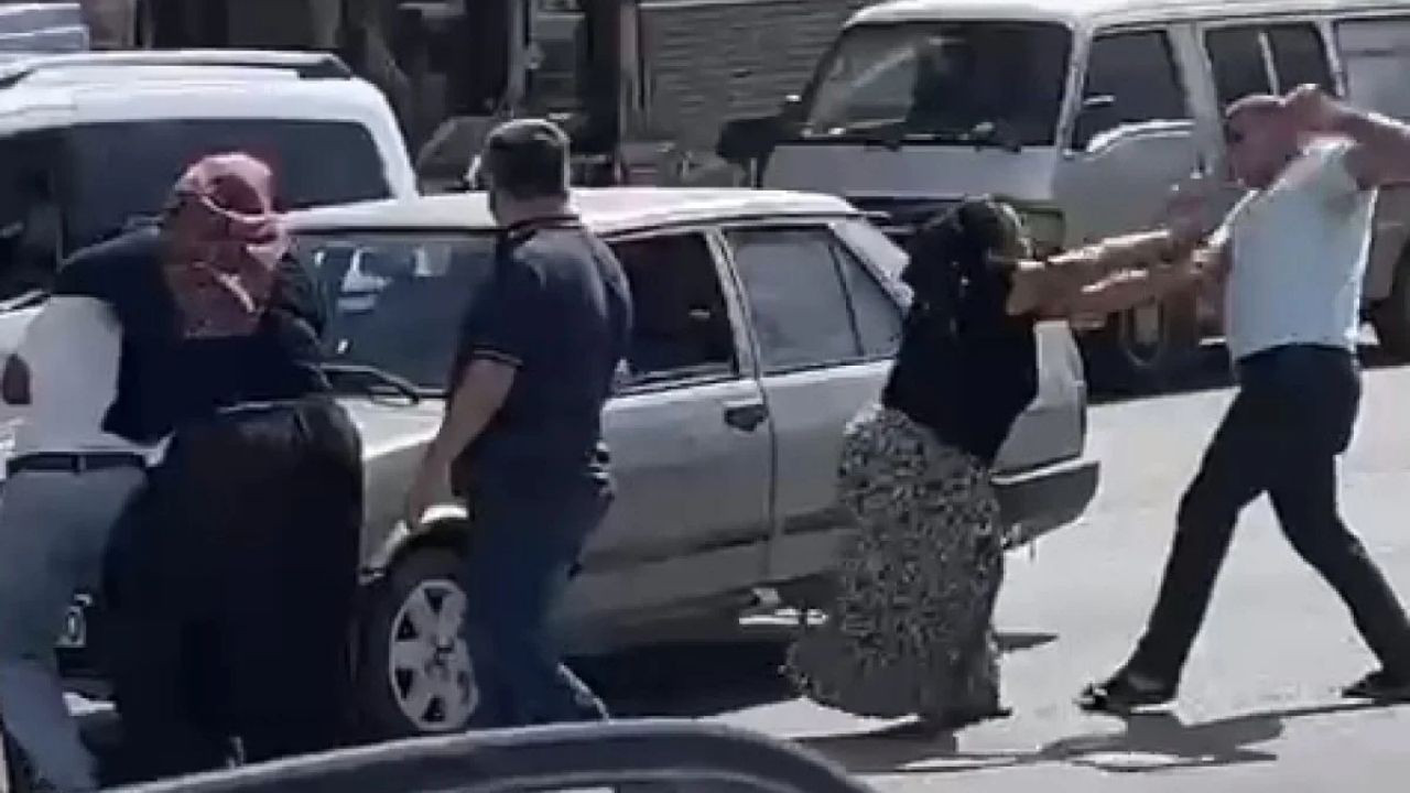 Adana'da Sopalı Trafik Kavgası: Kadınlar da Kavgaya Dahil Oldu