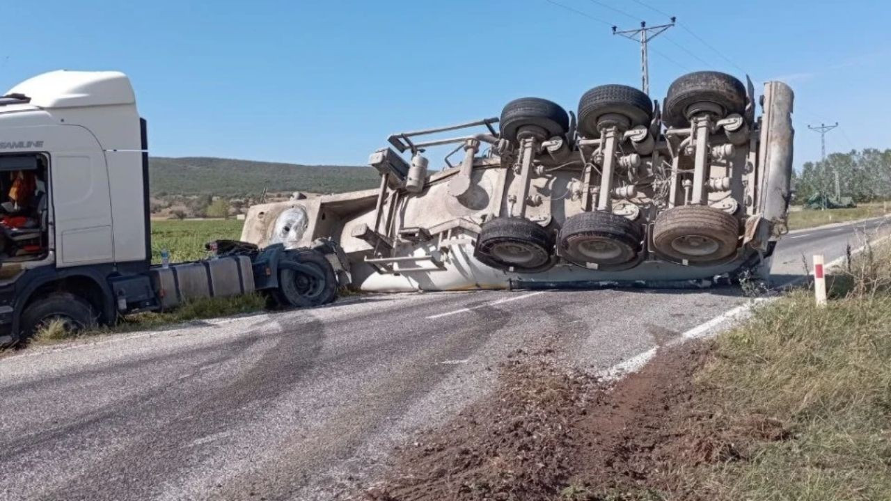 Tokat'ta Direksiyon Hakimiyeti Kaybolan Tır Makas Attı, Dorsesi Yan Yattı