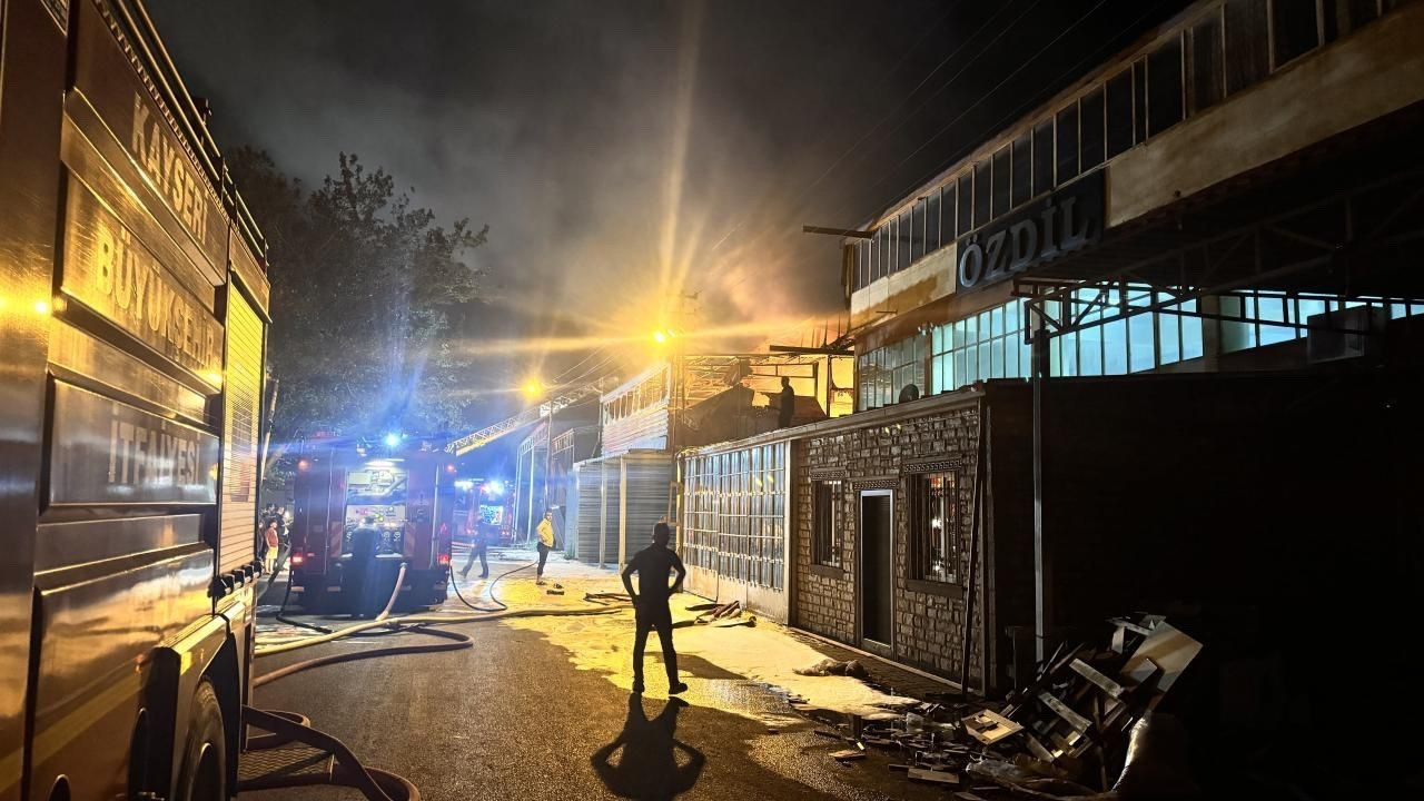 Kayseri'de Çıkan Yangında 3 Dükkan Küle Döndü