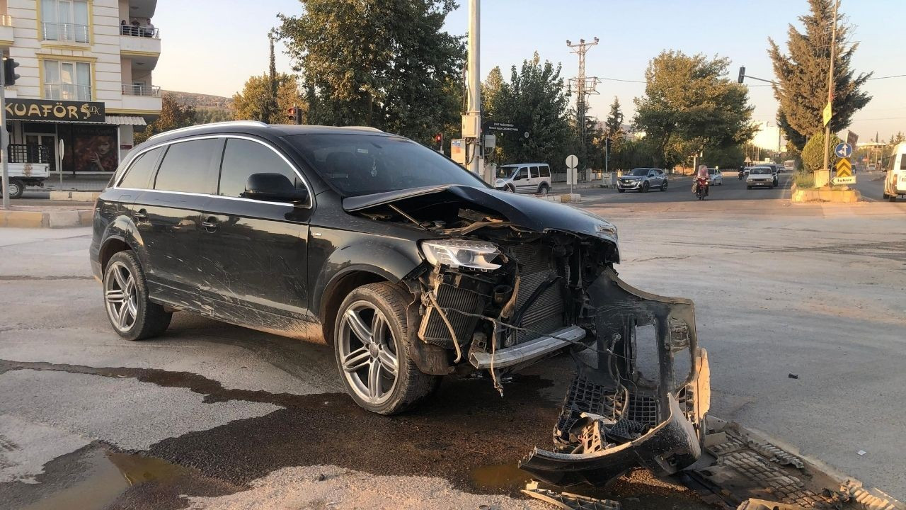 Adıyaman’da İki Otomobil Çarpıştı