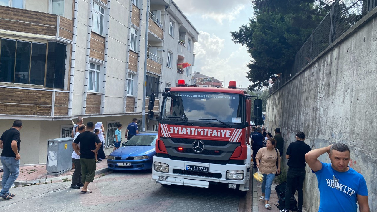 İtfaiye eri dumandan etkilenen çocuğu kendi maskesini takarak dışarı çıkardı