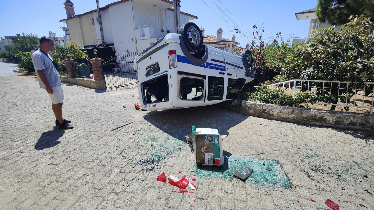 El freni tam çekilmeyen araç sitenin bahçesine uçtu