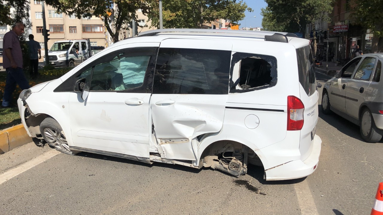 Ambulans ile hafif ticari araç çarpıştı: 2 yaralı