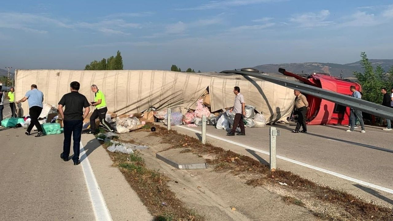 Geri geri dikkatsizce yola çıkan tankere tır çarptı