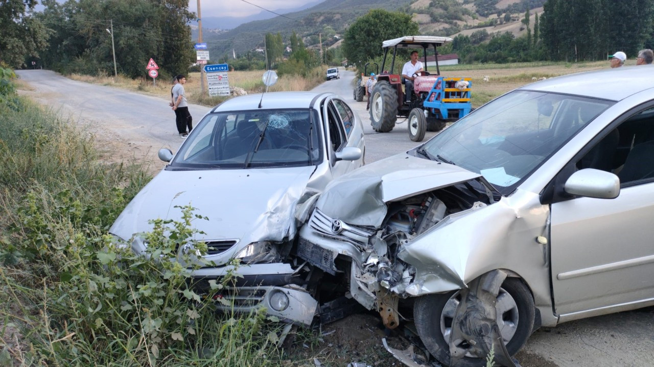 Amasya'da iki otomobil kafa kafaya çarpıştı: 2'si çocuk 5 yaralı