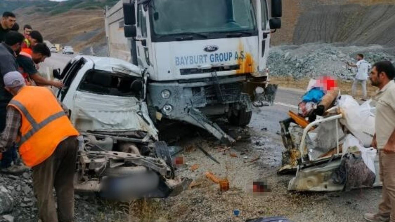 Bayburt'ta kamyon pikapla çarpıştı: 3 kişi öldü, 2 kişi yaralandı