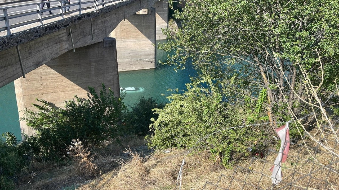 Tunceli’de araç suya uçtu: Otomobilde bulunan aynı aileden 4 kişi kurtarıldı