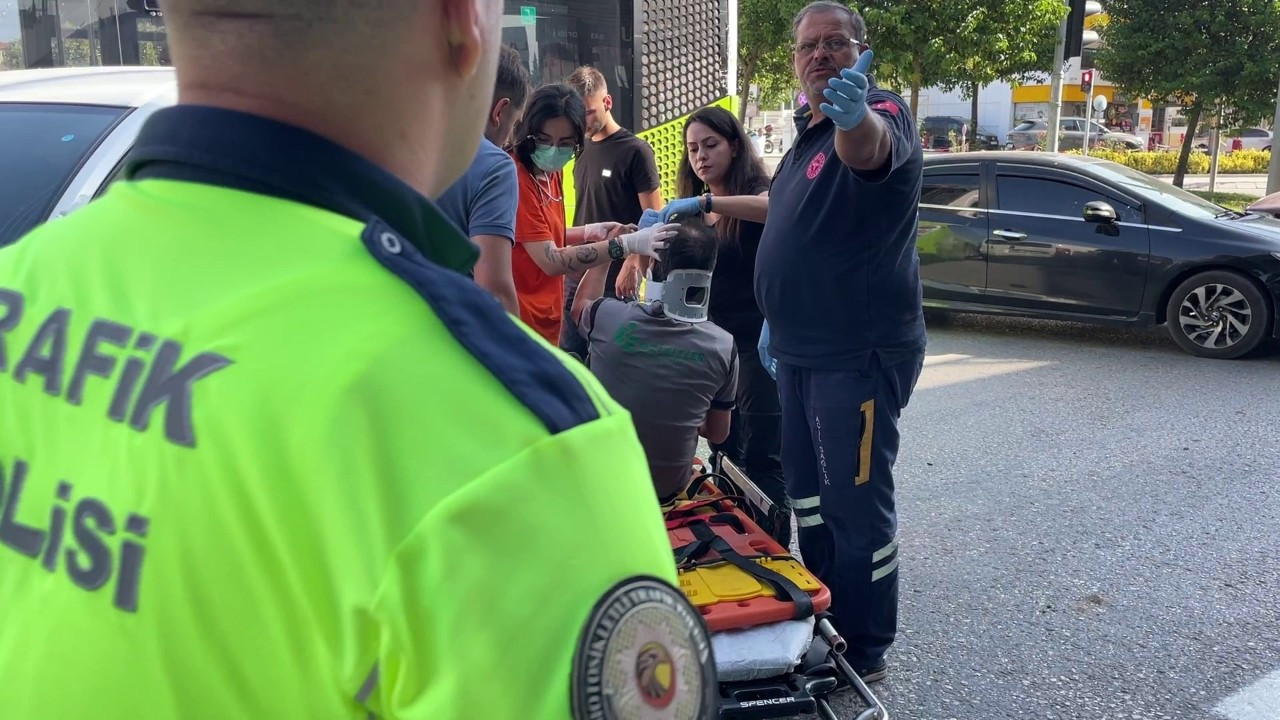 Yerdeki yaralıyı bırakıp, görevini yapan basın mensubuna engel oldular