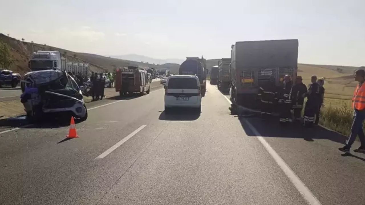 Kamyonet Park Halindeki TIR'a Çarptı: 1 Ölü