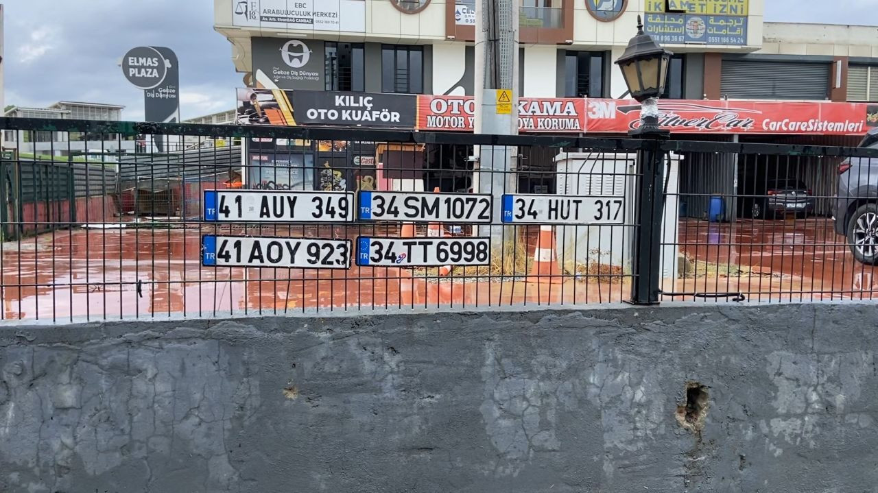 Gebze’de Sağanak Yağış Sürücülere Zor Anlar Yaşattı: Plakalar Tellere Asıldı - Sayfa 4