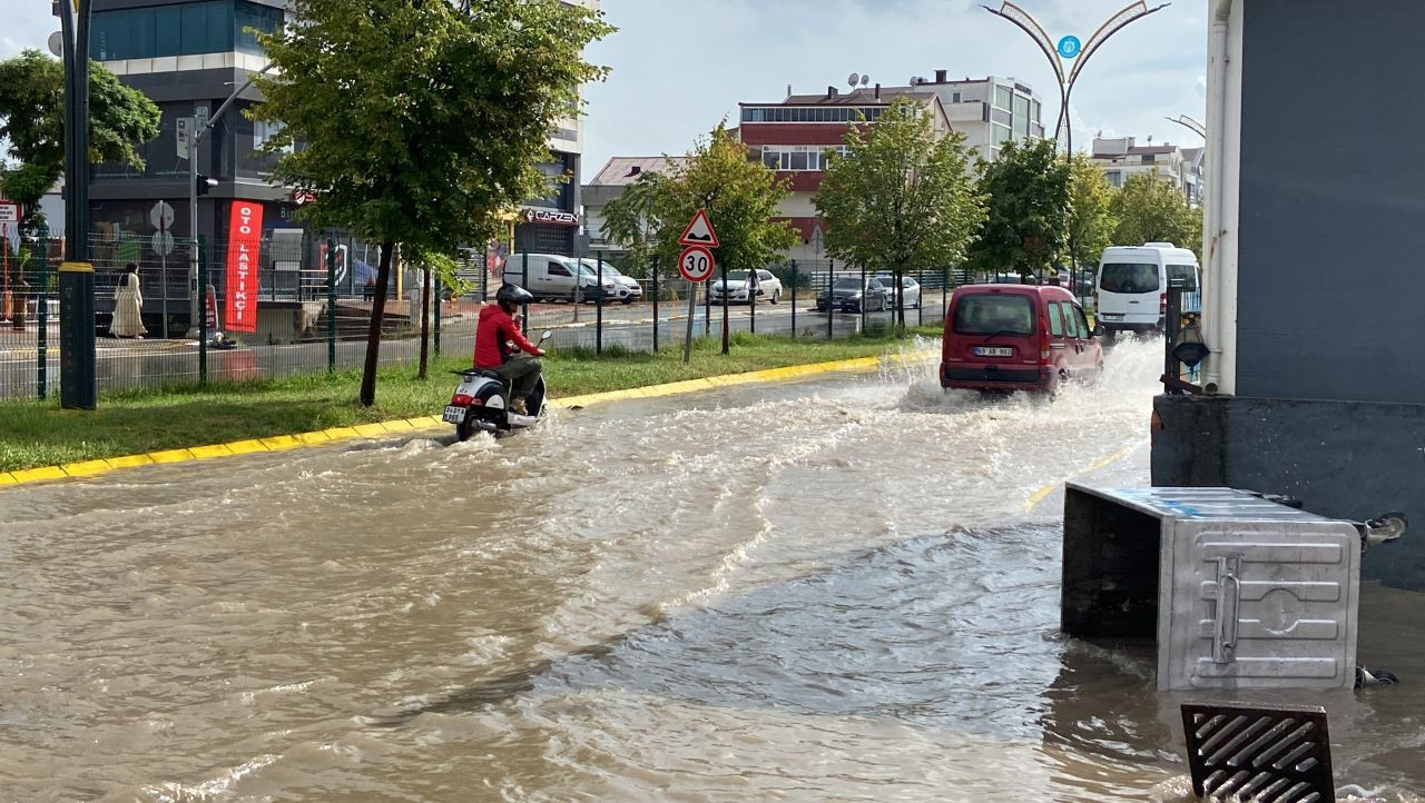 Gebze’de Sağanak Yağış Sürücülere Zor Anlar Yaşattı: Plakalar Tellere Asıldı - Sayfa 3