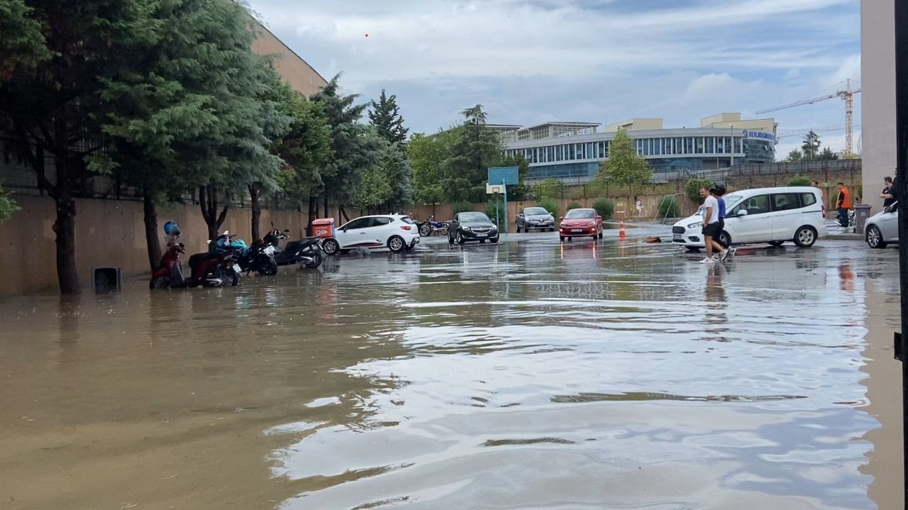 Gebze’de Sağanak Yağış Sürücülere Zor Anlar Yaşattı: Plakalar Tellere Asıldı - Sayfa 2