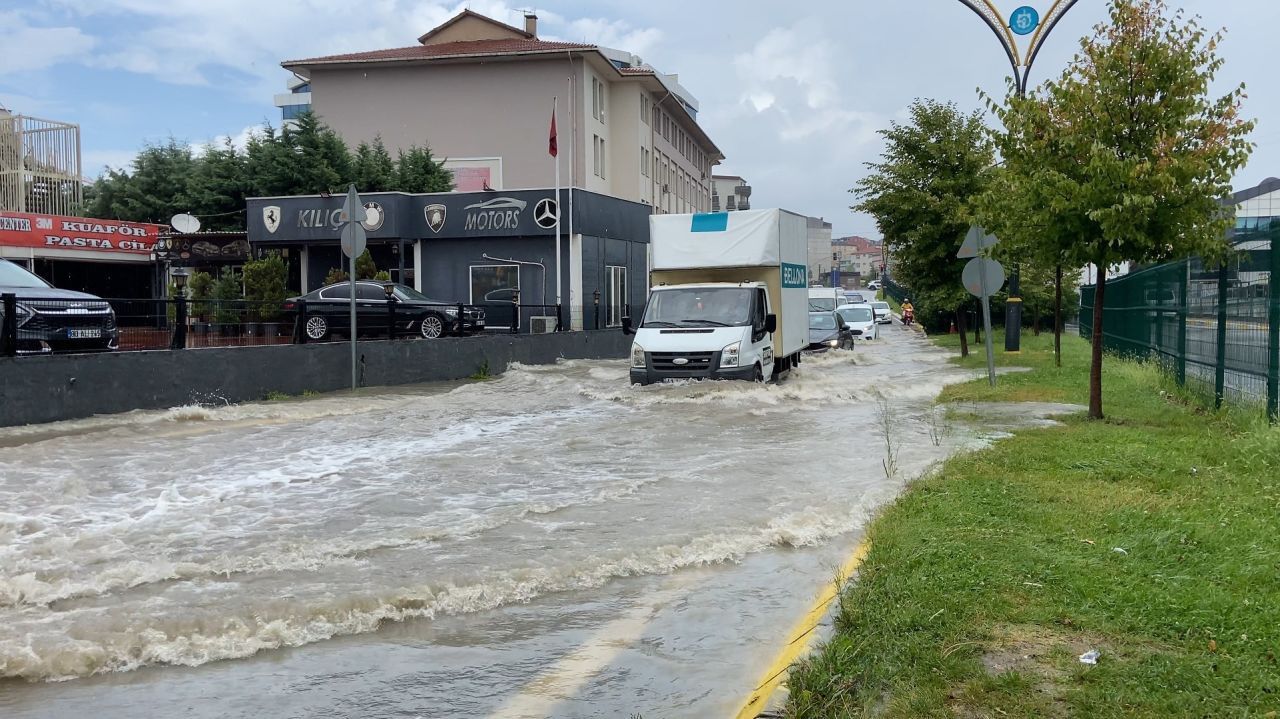 Gebze’de Sağanak Yağış Sürücülere Zor Anlar Yaşattı: Plakalar Tellere Asıldı - Sayfa 1