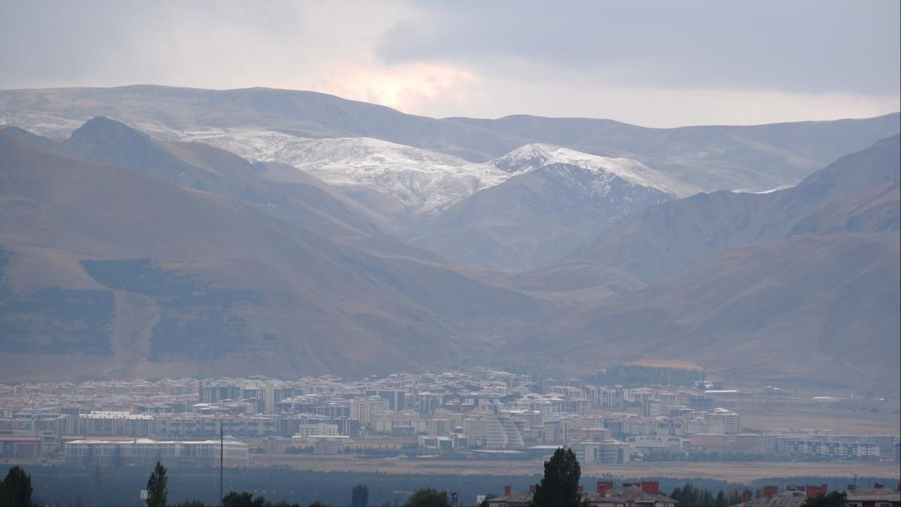 Erzurum'a Mevsimin İlk Karı Düştü: Hava Sıcaklığı 10 Derece Birden Düştü