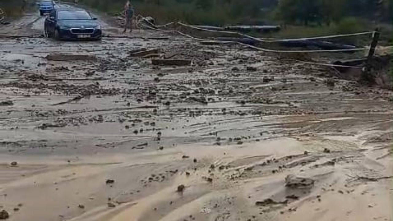 Yağış sonrası çamur yola aktı, temizleme çalışması başlatıldı