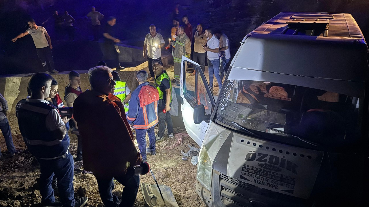 Mardin'de tarım işçilerini taşıyan minibüs devrildi: 21 yaralı