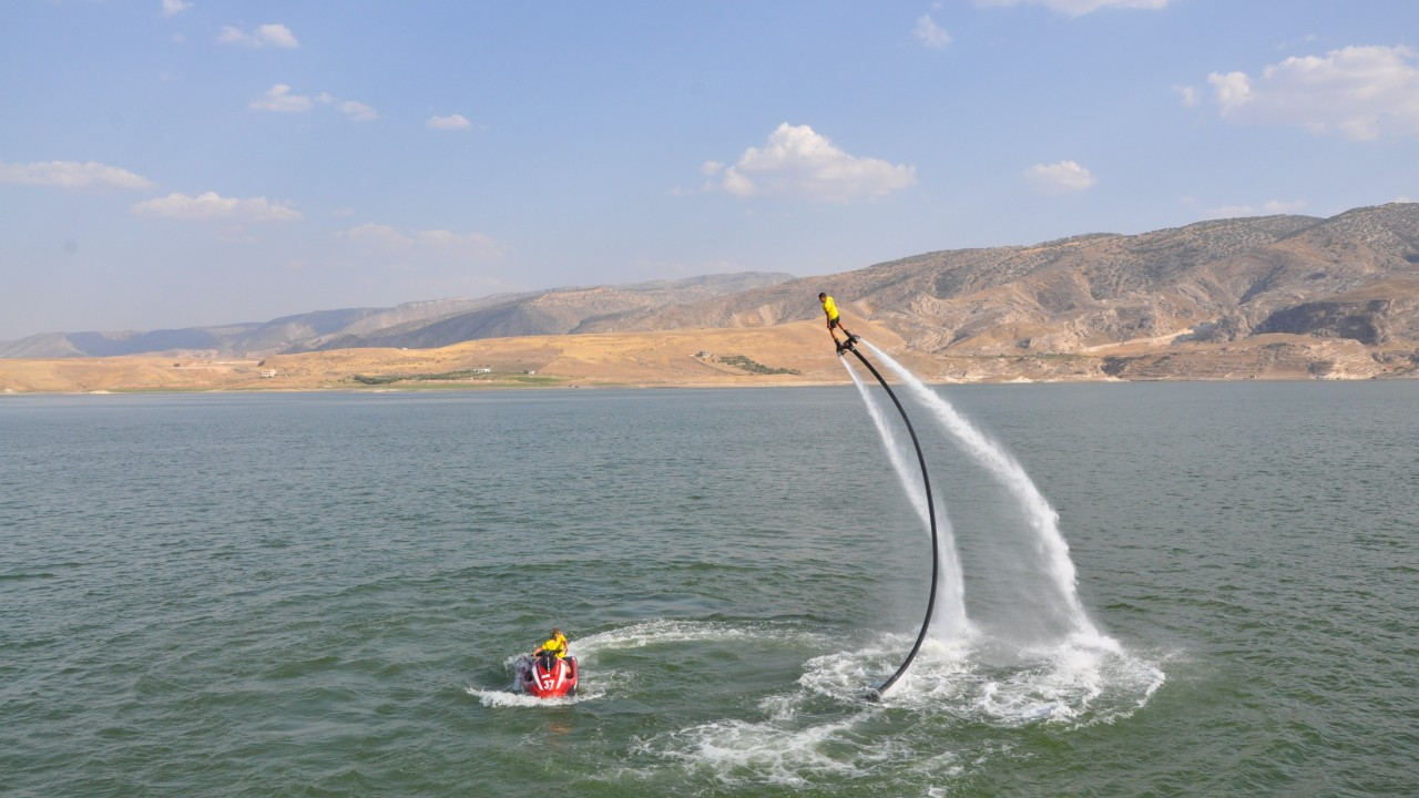 Denizi olmayan Batman'da flyboard gösterisi yoğun ilgi gördü