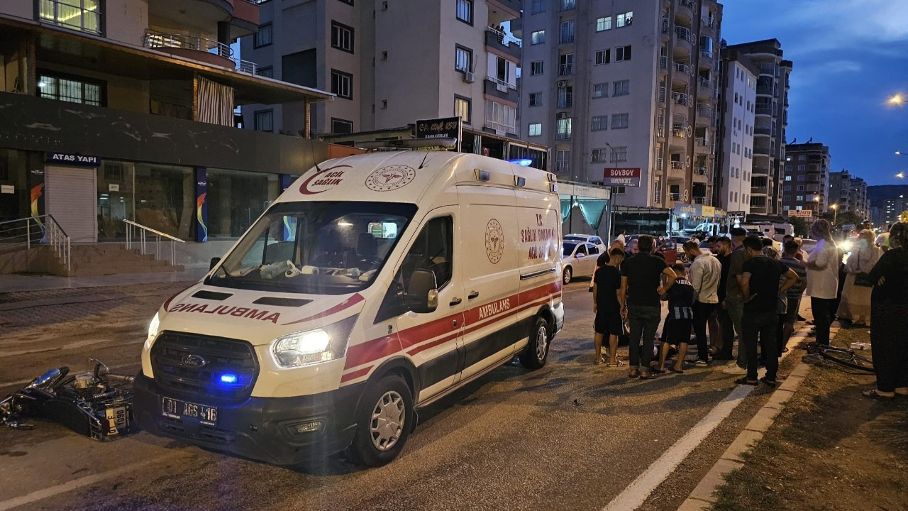 Adana'da Motosiklet-Bisiklet Çarpışması: 3 Yaralı