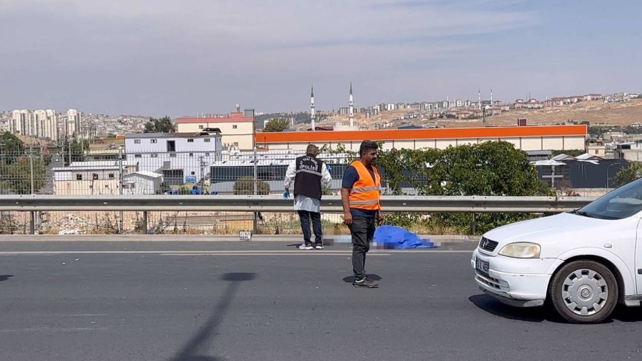 Bariyerlere çarparak savrulan motosikletli hayatını kaybetti