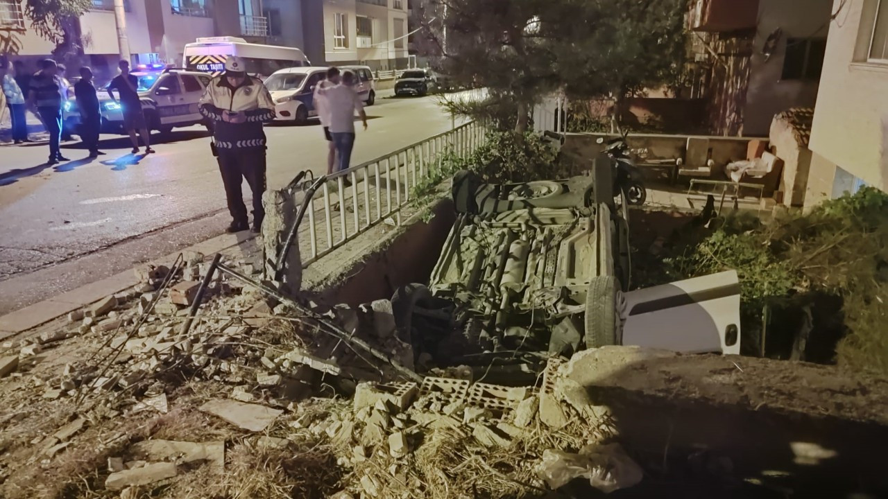 Alkollü sürücü aracıyla apartmanın bahçesine uçtu
