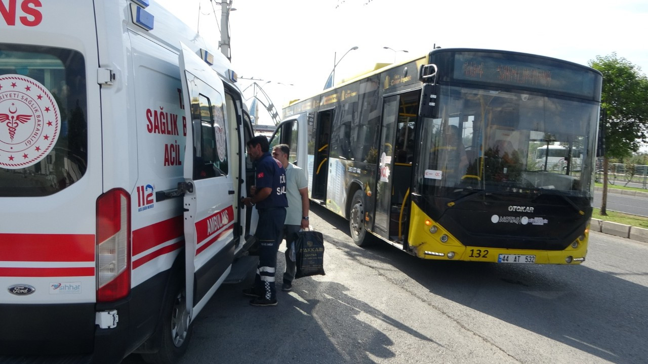 Malatya'da Otobüs ve Ticari Araç Çarpıştı: 2 Kişi Yaralandı