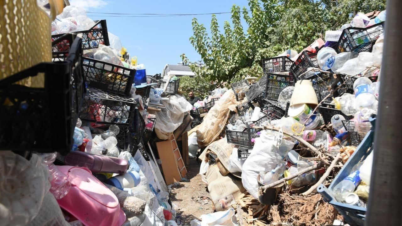 Antalya'da Bir Gecekondudan 14 Kamyon Çöp Çıkarıldı