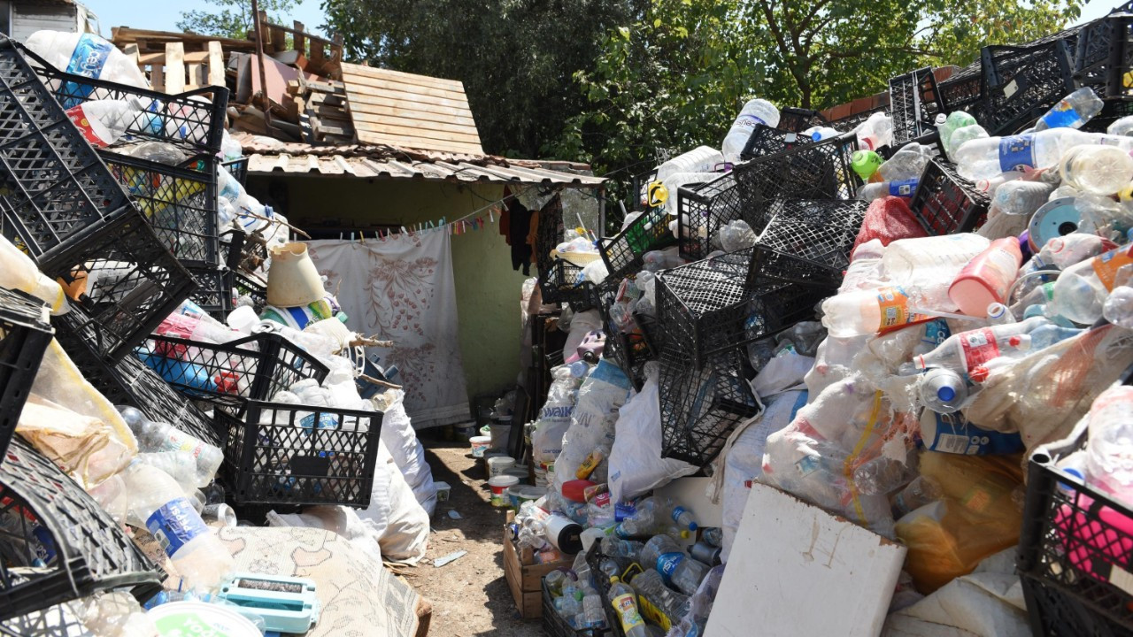 Etrafı duvarlarla çevrili eve giren ekipler hayatının şokunu yaşadı