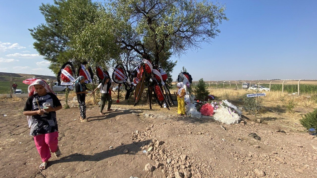 Mahalleden arkadaşları Narin'in mezarını ziyaret etti - Sayfa 2